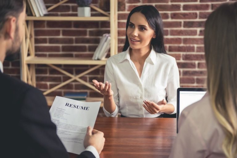 Hoe Je Opvalt in een Zee van Cv’s: Originele Tips voor Werkzoekenden